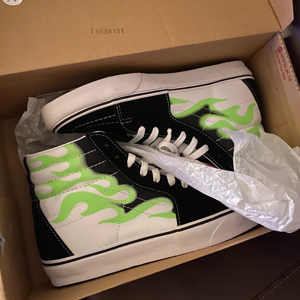 A new pair of vans size 9 1/2
